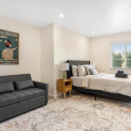 Central Hollywood Apartment